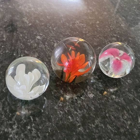 Vintage Floral Art Globe Paperweights Set of 3 - Picture 2 of 13